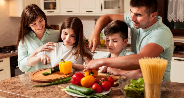 Moment convivial dans la cuisine : partagez de bons petits plats en famille !