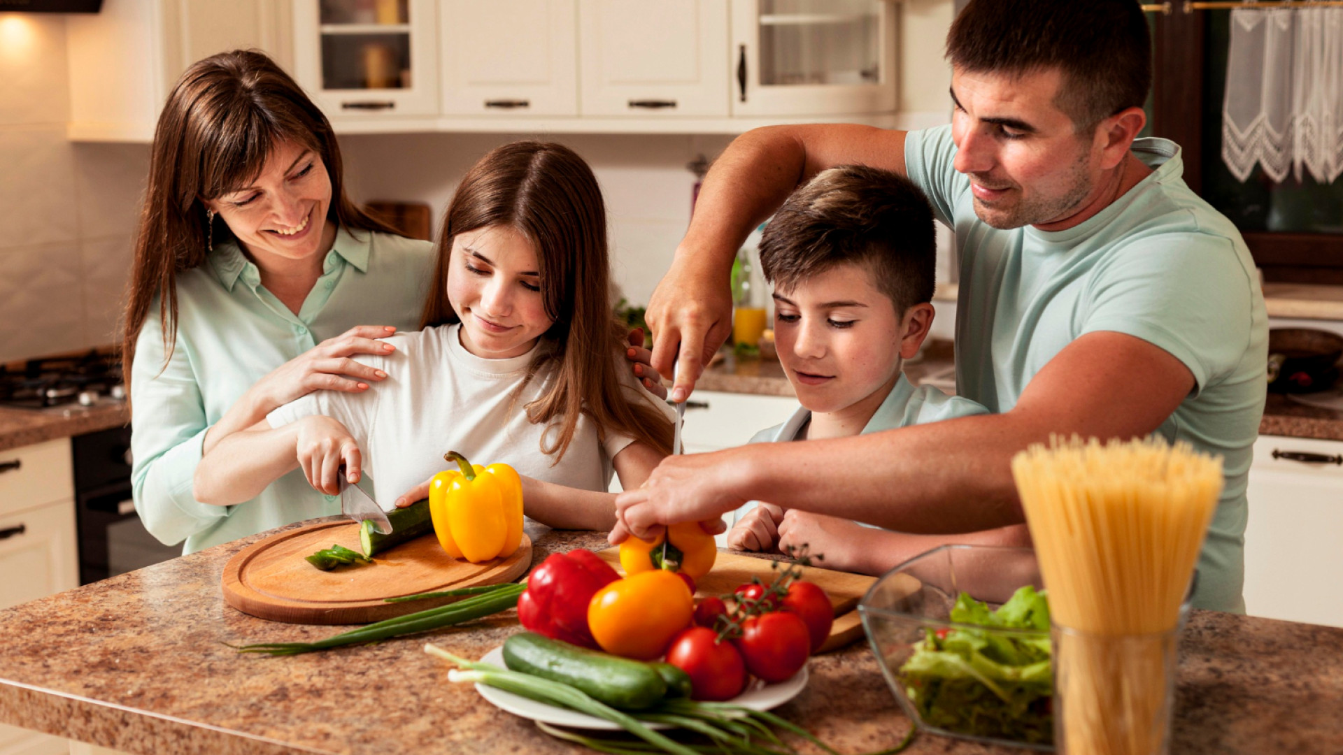 Moment convivial dans la cuisine : partagez de bons petits plats en famille !