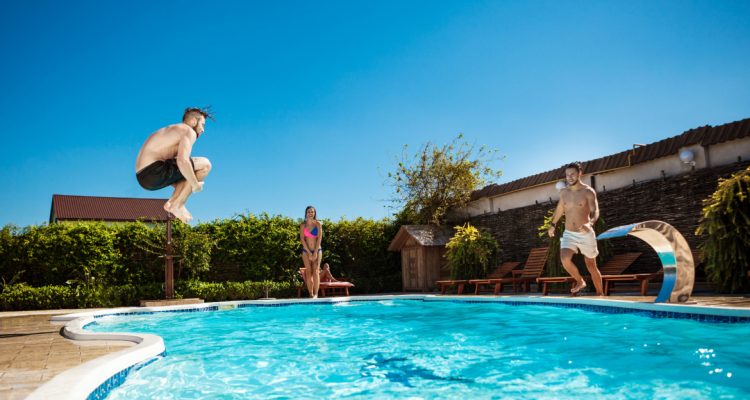 Comparatif des piscines coque : quel modèle choisir pour votre jardin ?