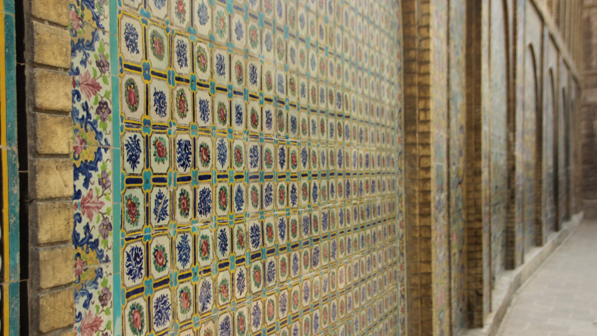 Plongez dans l'univers coloré du zellige marocain !