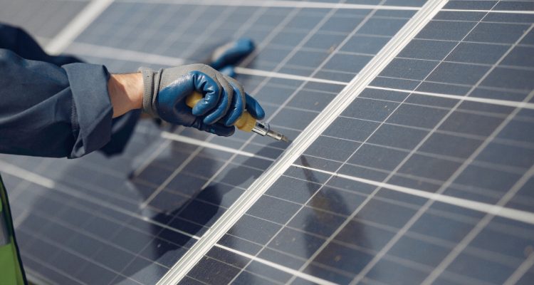 L’énergie solaire à domicile : le guide pour installer des panneaux solaires en toute simplicité