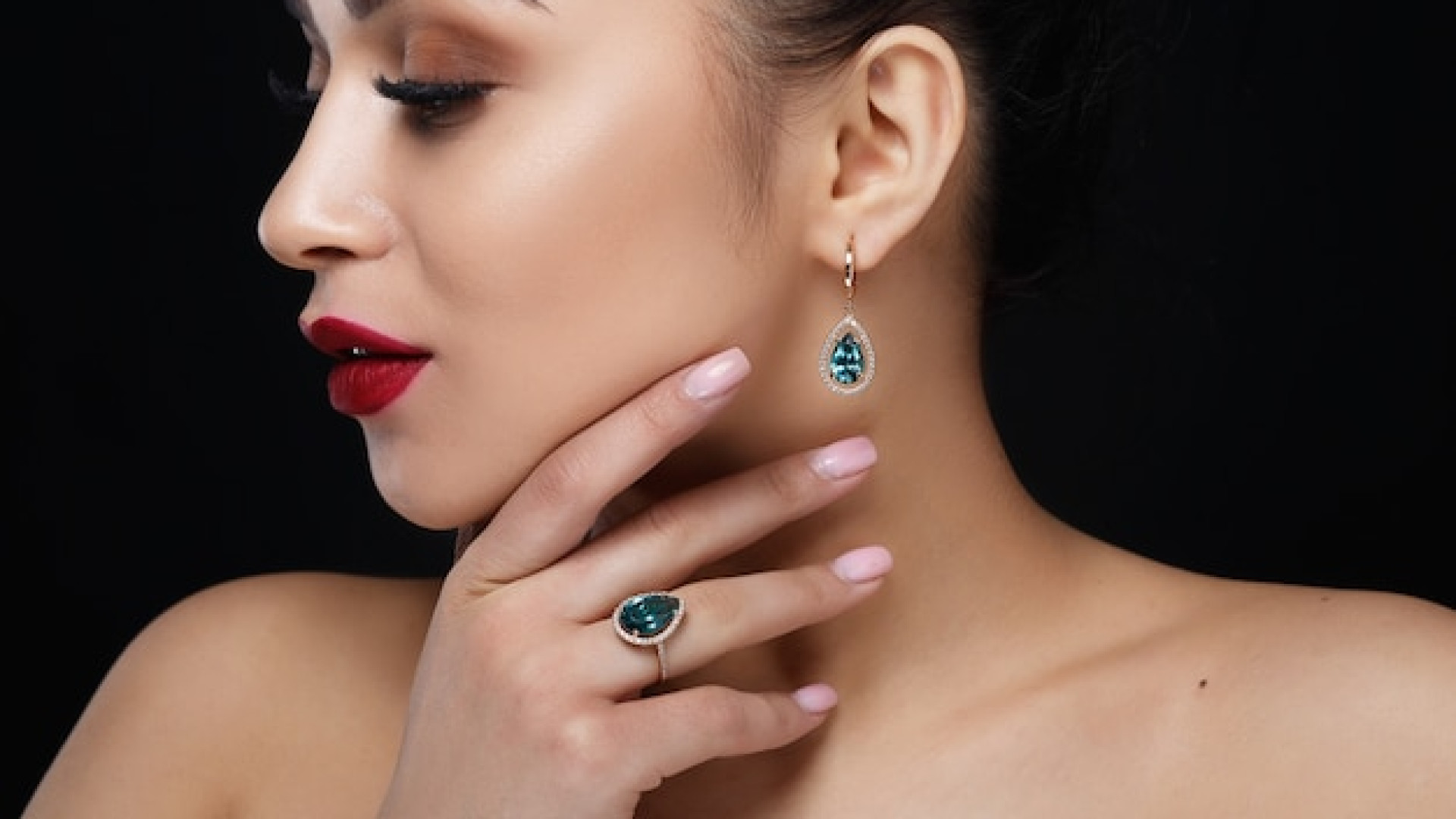 Pourquoi porter des bijoux anciens séduit de plus en plus ?