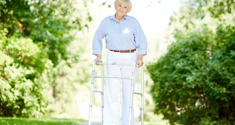 Comment un déambulateur 4 roues pliable facilite vos déplacements au quotidien ?