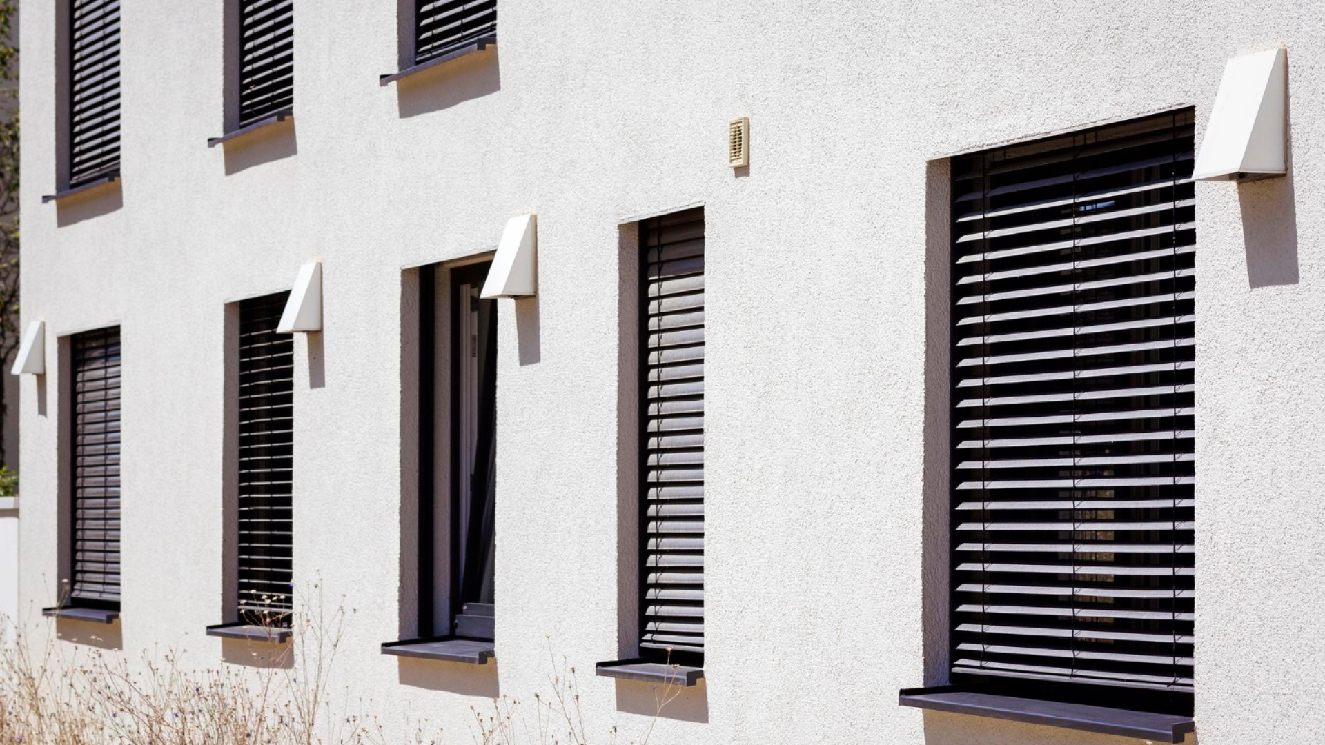 Du dépannage à la performance : comment un professionnel à Perpignan optimise vos volets roulants ?